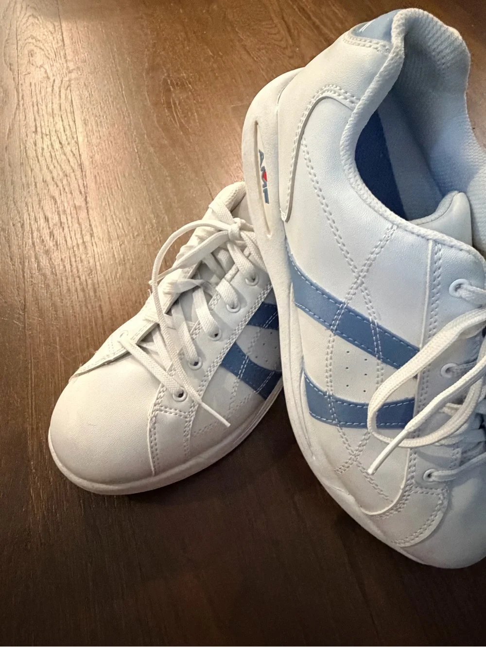 AMF Dunlop Sport Bowling Shoes, White w Blue Stripes— Size 9- Great Soles!